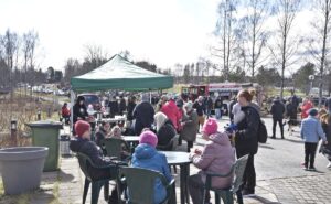 Hyvä keli suosi vappuväkeä. Autoja oli parkissa venesatamaan asti.