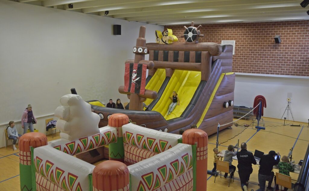 Lappajärvi-salissa pomppulinnoissa ja pelien parissa riitti menoa ja meininkiä. Lappajärven ampujien laserammunta oli sekä aikuisten että lasten mieleen.