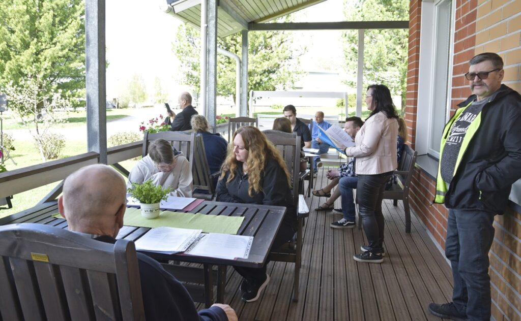 Duo Seitu laulatti juhlayleisöä Joelinkodin terassilla.