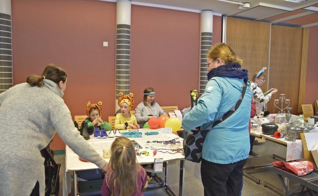 Mänkki-kabinetissa pienet myyjät ja ostajat kävivät kauppaa.