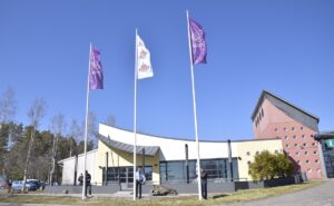 Vappuaattona Kivitipun ovet avattiin juhlallisesti lippujen nostolla. Lippuja nostamassa Kasperi Santalahti (vas.), Daniel Pakulla ja Keijo Keskinen.