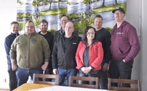 Nykälänniemen toimijat ja Halkosaaren toimijat, Yrittäjien puheenjohtaja ja kunnanjohtaja Sami Alasara kokoontuivat Kivitippuun suunnittelemaan kesää.