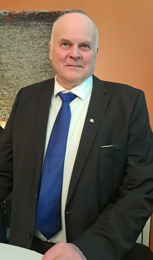 Latvia kuva 16 lauri tähtinen mustassa puvussa