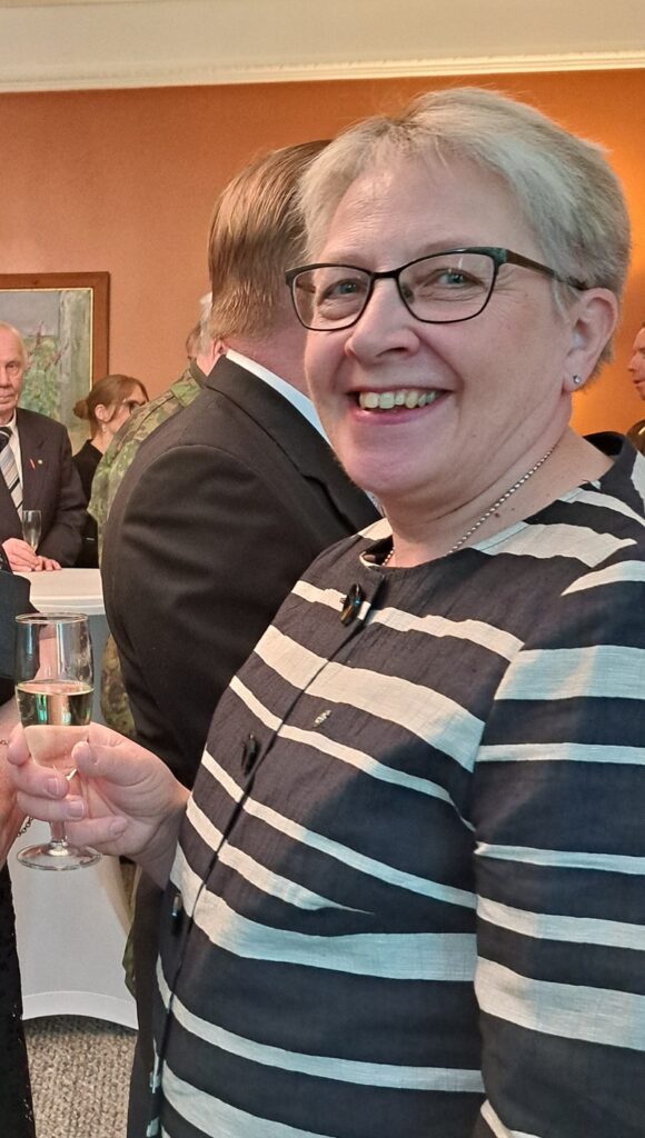 Latvia kuva 17 marita mattila raidallinen paita