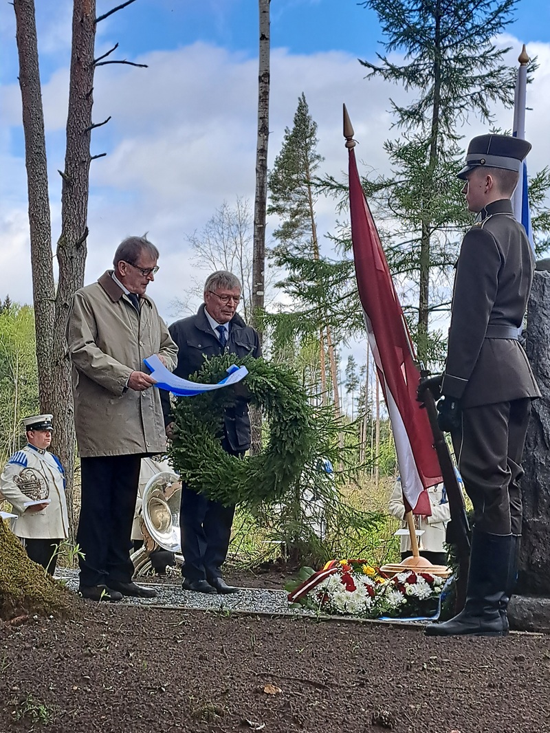 Latvia kuva 5 latva rasku ja jokela seppeleen laskussa