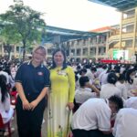 Lea Vasalampi: Matkailu avartaa ja vesi supistaa Esim.tänne yli 2200 opiskelijan yläasteelle Ho Chi Minhissä meitä odotetaan.Opiskelijat kokoontuvat maanantaiaamuisin pihamaalle yhteiseen aamuhetkeen.