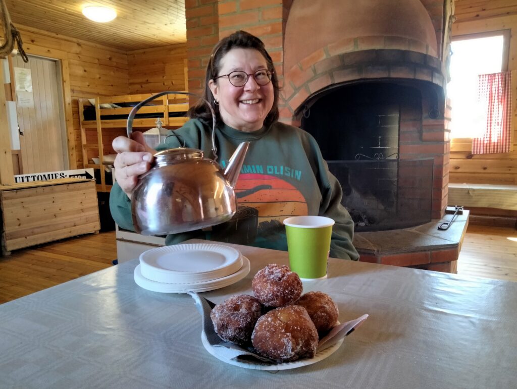 Ensimmäiset koe-erät kesäkahvilan munkeista on paistettu.