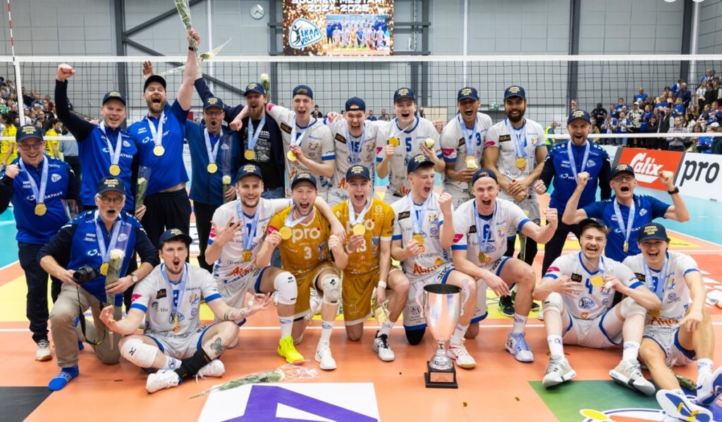 Akaa-Volley juhli Mestaruusliigan voittoa. Takarivissä järviseutulaiset toiminnanjohtaja Panu Pitkänen (musta paita) ja Petteri Tyynismaa (keskellä, numero 15) juhlimassa voittoa. Kuva: Markku Ruonala.