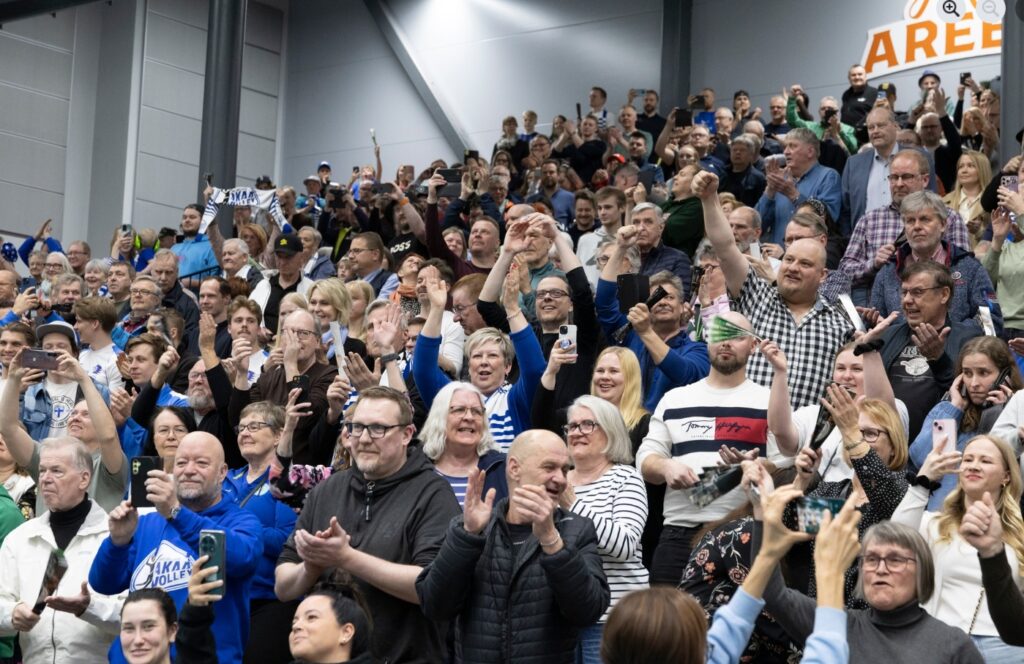 Akaalla juhlittiin mestaruutta ja juhlat jatkuvat vielä lauantaina 10. toukokuuta.