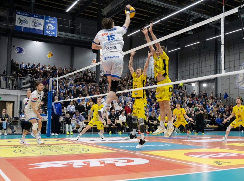 Petteri Tyynismaa pelasi vahvasti Akaa Volleyn ottaessa finaalivoiton Hurrikaanista. Kuva: Markku Ruonala.