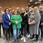 Jesse Luhtala (takana vas.), Juha-Matti Kiviluoma, Johanna Autio, Helena Rahkola, Kari Kivinummi, Riikka Varila, Piia Äijö, Harri Jokiranta, Erja Gadd, Pentti Ahopelto, Päivi Isuls (edessä vas.), Sari Palmu, Piia Kattelus-Kilpeläinen ja Susanna Laitila neuvottelivat hyvinvointialueen toimielinten paikkajaosta. Kuva: Piia Kattelus-Kilpeläinen