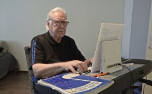 –Yksistään pianotunnilla käynti on omalla tavallaan tärkeä sosiaalinen tapahtuma. Pienellä edullisella soittimella pääsee kotona hyvin alkuun, kuvailee Seppo Leväniemi oman pienen Casionsa äärellä.