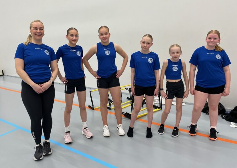 Yli 10-vuotiaiden harjoituksissa olivat haastattelupäivänä Johanna Kujalan (vas.) kanssa Elli Hernesniemi, Vilma Mustajärvi, Fia Ala-Lantela, Elli Mattila ja Katri Korpi.