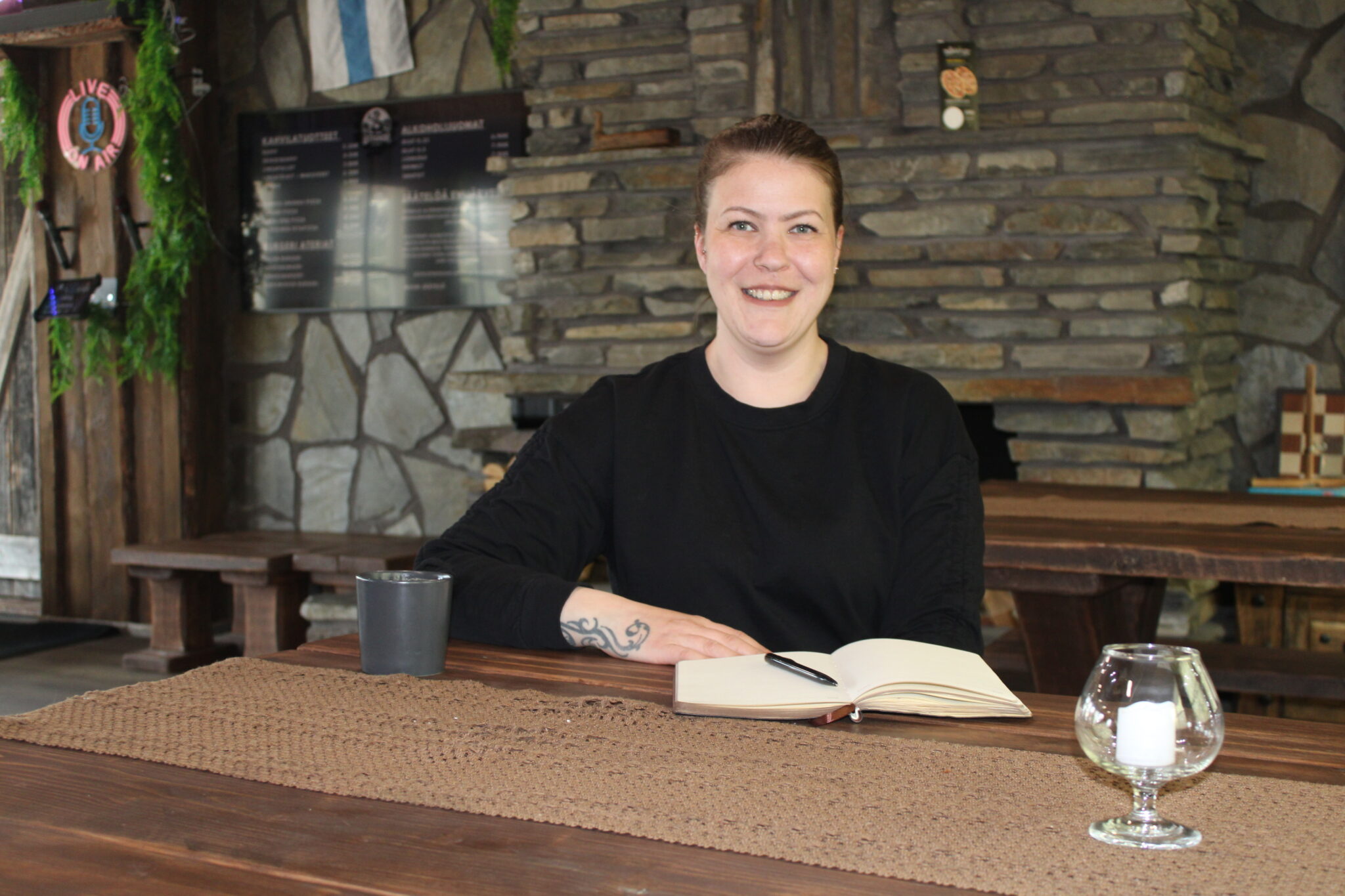 Ravintolavastaava Marianne Rahkonen on yhdessä muun Uittohovin väen kanssa suunnitellut monipuolisen kesäohjelman.