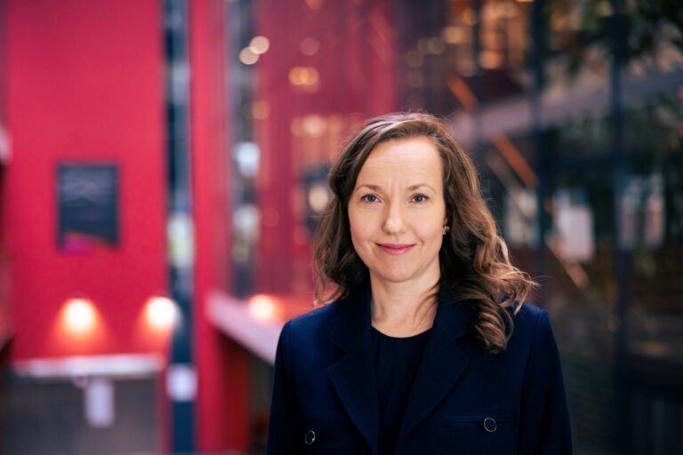 Yhteiskuntatieteiden tohtori Elina Aaltio aloitti 1.5.2025 apulaisprofessorina sosiaali- ja terveyspalvelujen vaikuttavuuden alalla. Kuva: Jonne Renvall/Tampereen yliopisto