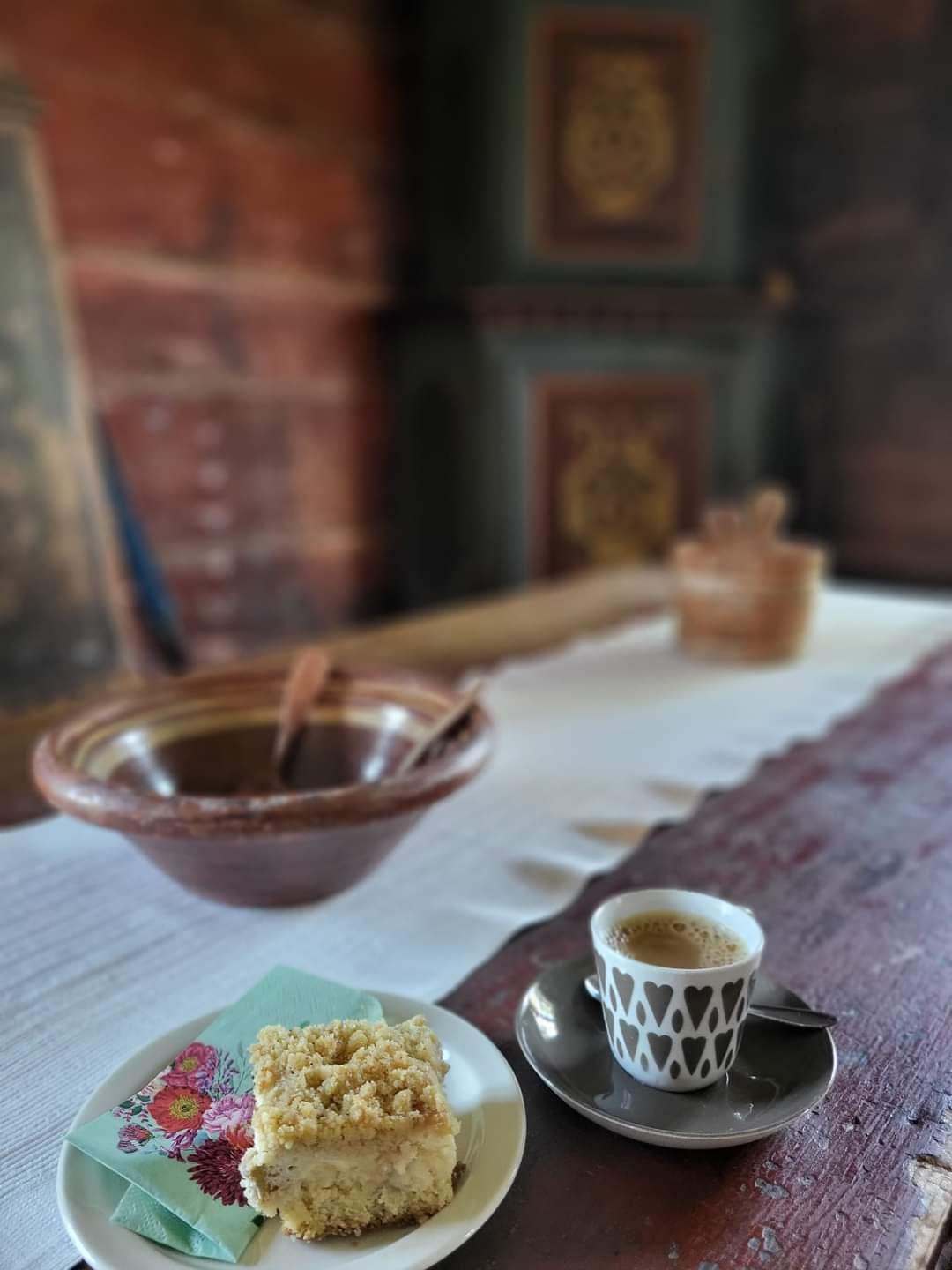 ainoastaan kahvi ja suussa sulavat leivonnaiset ovat tuoreita. Kaikki muu onkin sitten mennyttä päivää. Kuva: Päivi Kultalahti.