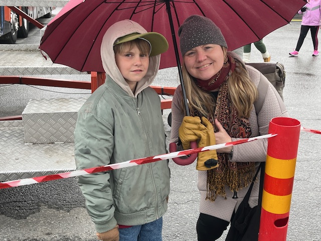 Niina Nyyssölä ja Jesper olivat varautuneet sadevaatteilla.