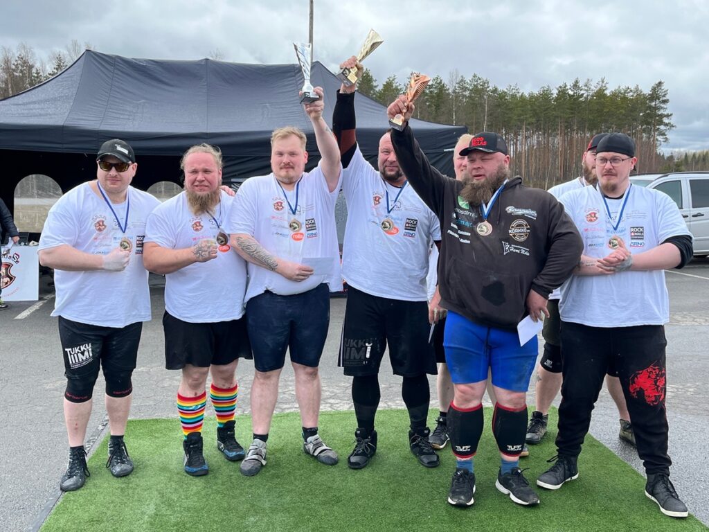 Kilpailun palkintojenjako. Voittaja mustassa takissa oli Veli-Pekka Kauhanen, hopeaa Martin Bishop ja pronssia Jarkko Malinen.