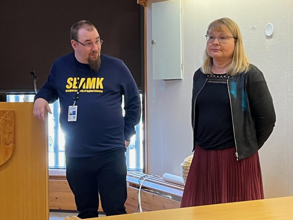 Kuvassa SEAMK:sta koulutuksen vetäjä Panu Weckman ja maakuntakorkeakoulukoordinaattori Marjo Vistiaho.