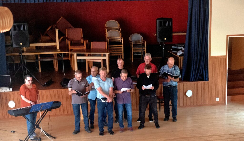 Kuva Itäkylän mieslaulajien harjoituksista.