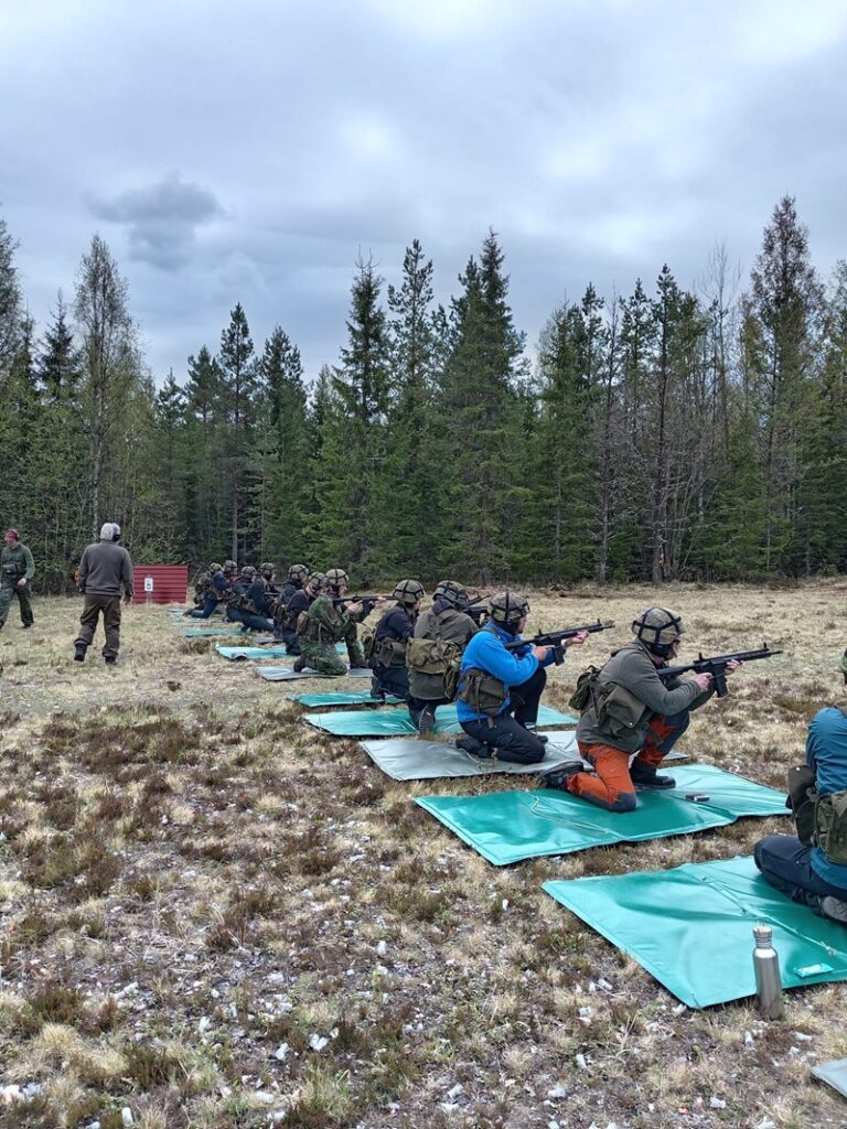 Harjoitteena ampuminen polviasennosta.