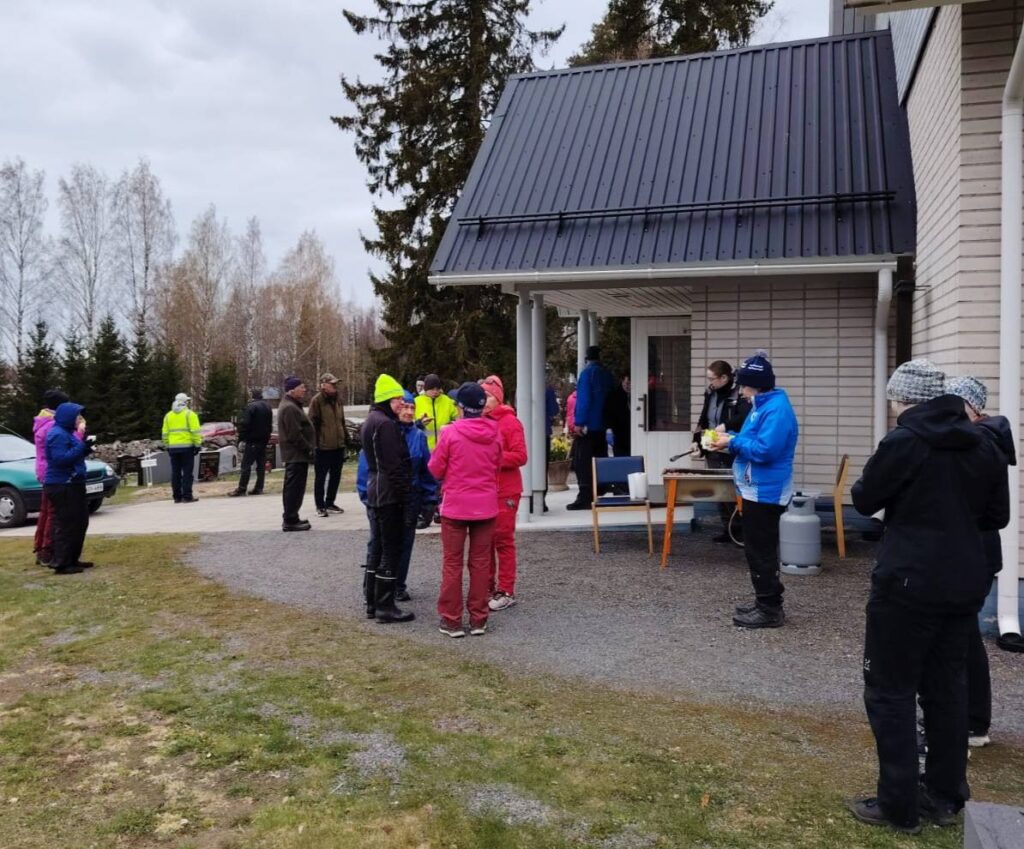 Vimpelin hautausmaata siivottiin talkoovoimin. Kuvat: A-P Peltokangas.