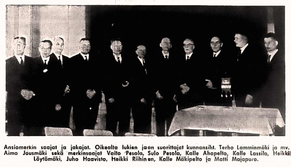 Ansiomerkin saajat ja jakajat.