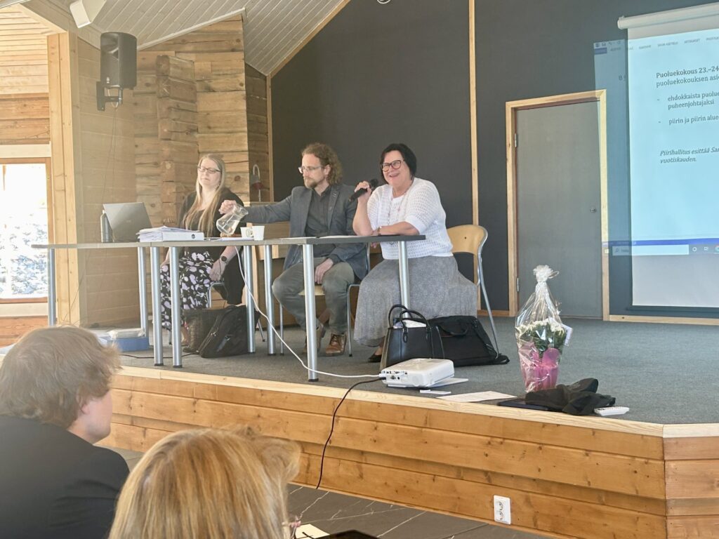 Kuvassa piirisihteeri Heli Leppälä (vas), kokouksen puheenjohtajana toiminut Atro Anttila ja KD Pohjanmaan piirin puheenjohtaja Päivi Isuls.