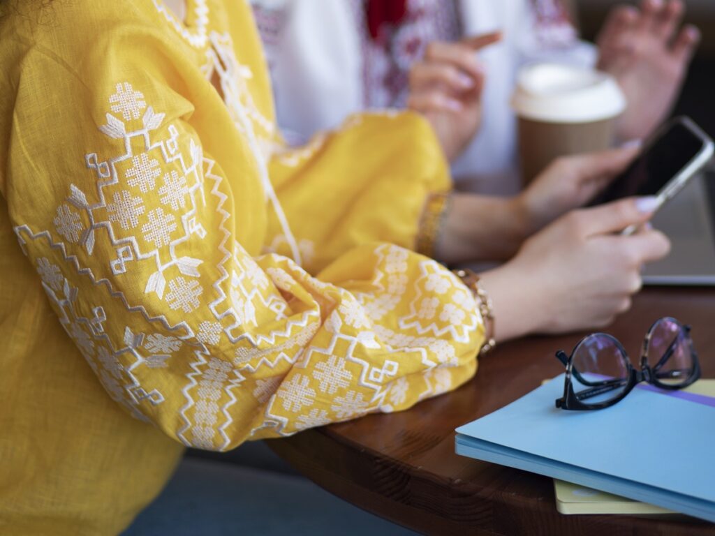 Käsityöt ovat elävä lanka, joka yhdistää menneisyyden tulevaisuuteen, säilyttäen ukrainalaisten sielun, jota ei voida tappaa, kuvailee Svitlana Zubeko. Kuva: Freepik.