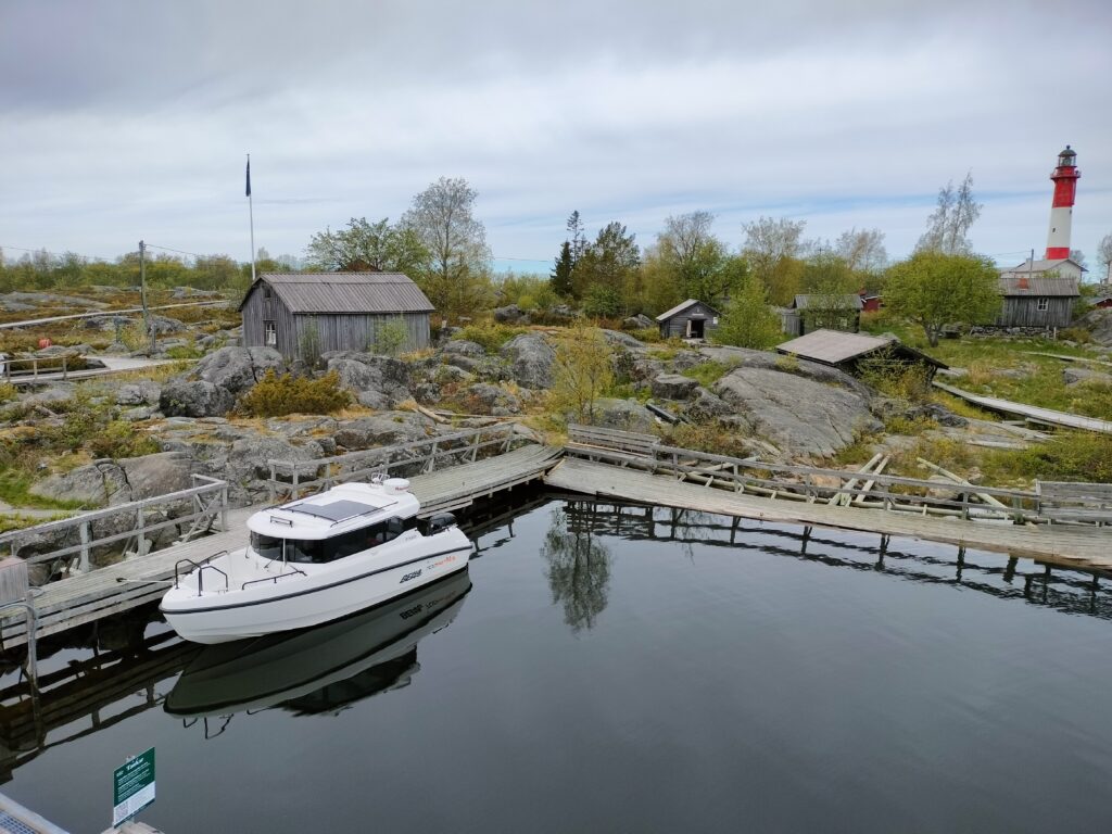 Tapio Höykinpuro kertoo retkestään Tankarin majakkasaareen.