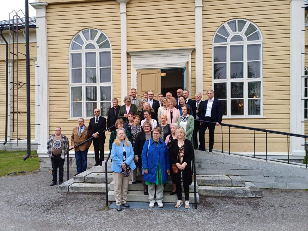 Evijärven 1975 rippilapset koolla samoilla rappusilla kuin 50 vuotta sitten. Kuva Noora Granvik.