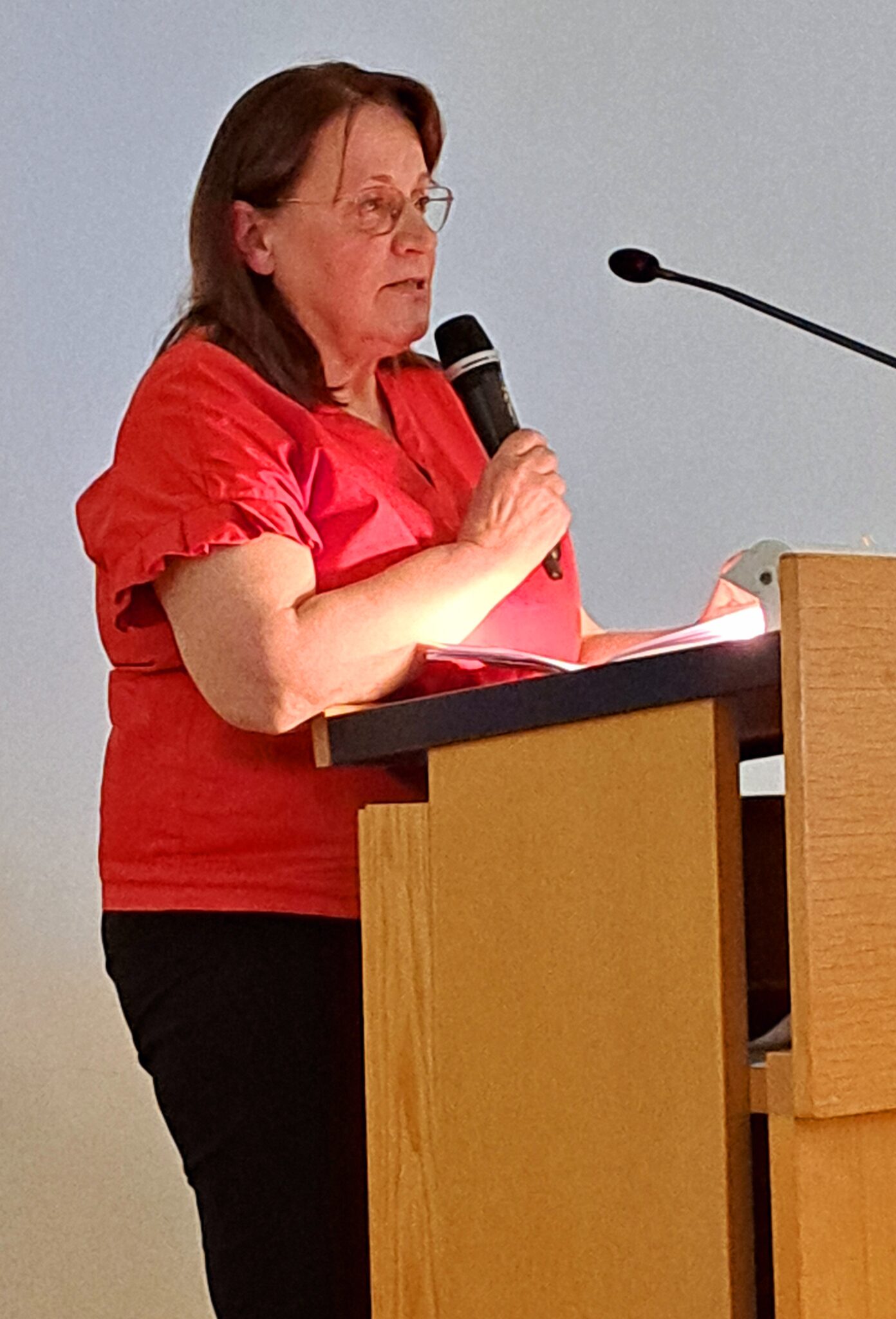 Kirsti Loukola sanoo usein näkevänsä kirjojen tapahtumia kuvina. Ja kun tarina alkaa elää, päähenkilöt tekevät mitä huvittaa, hän hymähtää.