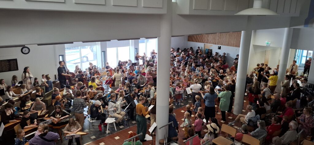 Näppärikurssilaiset virittelevät yhteissoittoa. Ohjaajilla täytyy olla todellinen palo musiikin opettamiseen, kun on pidettävä lisäksi 350 oppilaan lauma kasassa.