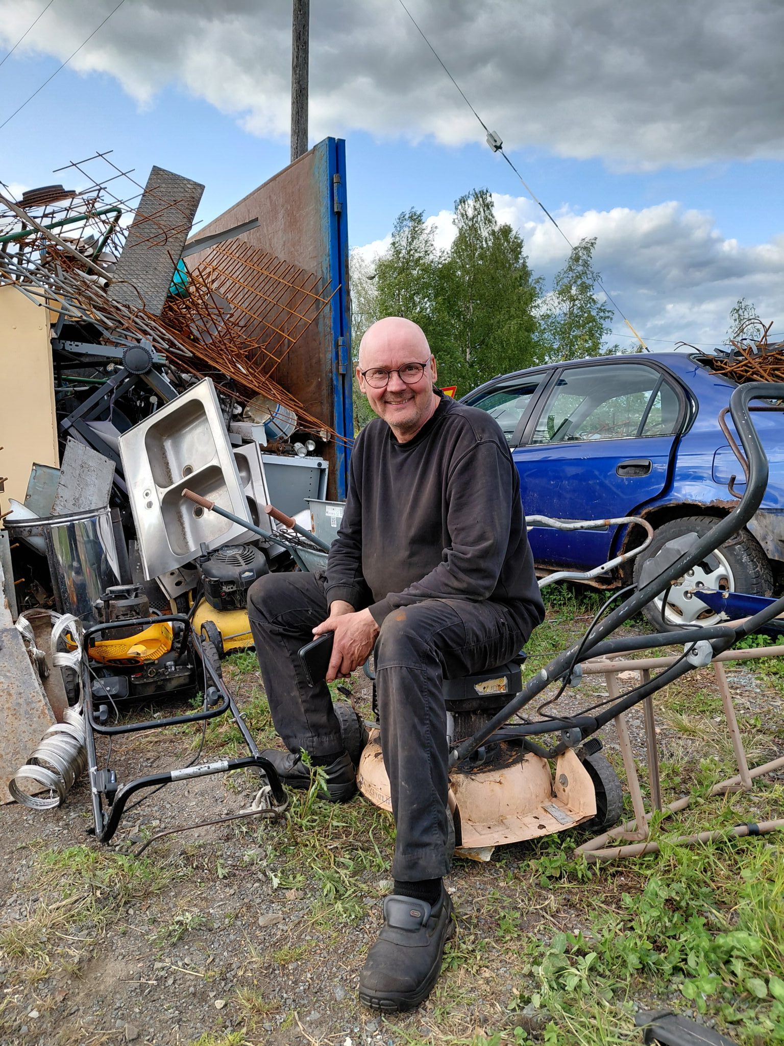 Vimpelin Yrittäjien puheenjohtaja Timo Vesala romukontilla.