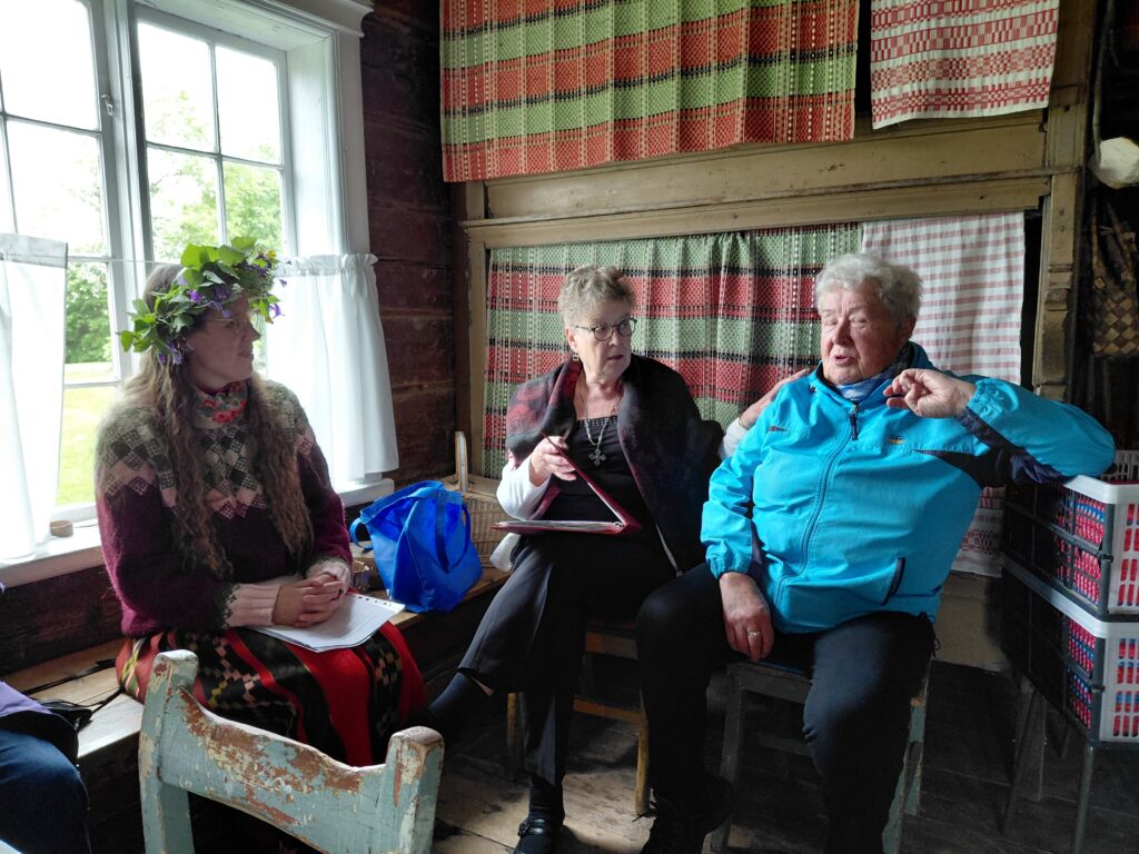 Väinöntalon kesänäyttelyn avajaisissa ”Sentraali-Sandran” työstä kertoivat Margit Karvonen (kesk.) ja Sinikka Karvonen. Heitä haastatteli Marjaana Hinkka (vas.).