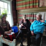 Väinöntalon kesänäyttelyn avajaisissa ”Sentraali-Sandran” työstä kertoivat Margit Karvonen (kesk.) ja Sinikka Karvonen. Heitä haastatteli Marjaana Hinkka (vas.).