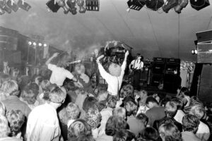 Classix Nouveaux villitsi Tulivuorirockin yleisöä vuonna 1982. Valokuva Ville Syrjälä.