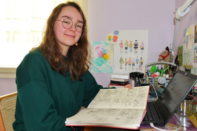 Miia Koivulampi työstää Suomen keppihevosharrastuksesta kertovaa sarjakuva-albumia. –Sellaista ei vielä ole. Ylipäätään harrastajien tuottamaa tekstiä tai materiaalia keppareista on olemassa vähän.