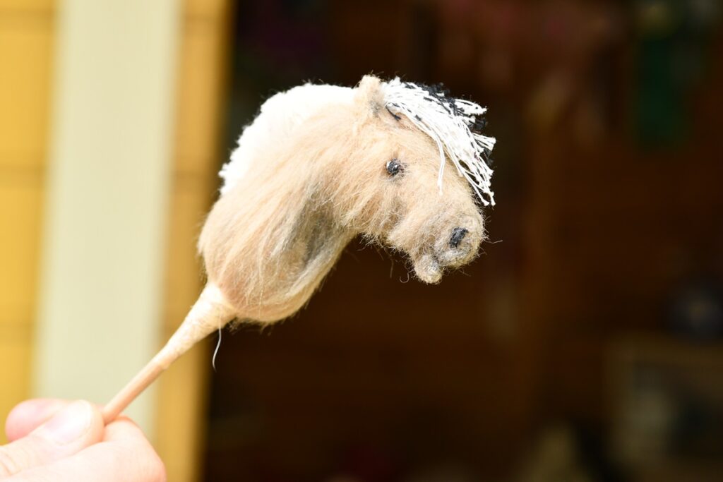 Hilla Hautamäen miniatyyrihevosia on esillä Alajärven kirjastossa heinäkuussa.
