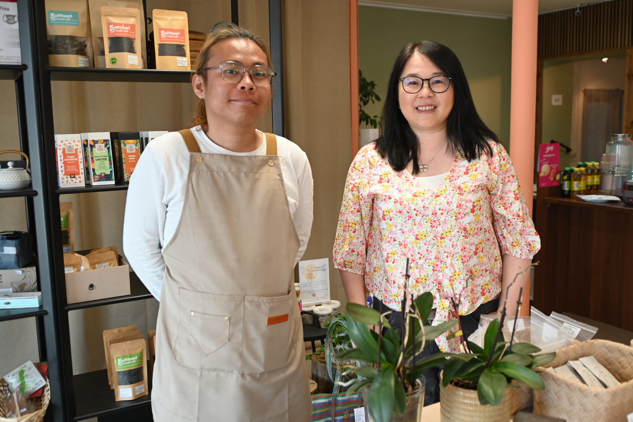 Huan-Ya Chen-Ketonen (oik.) vierellään Htet Aung Wint Shein. Myanmarilaisessa kulttuurissa ei käytetä sukunimiä samalla tavalla kuin Suomessa, heillä on vain etunimi.