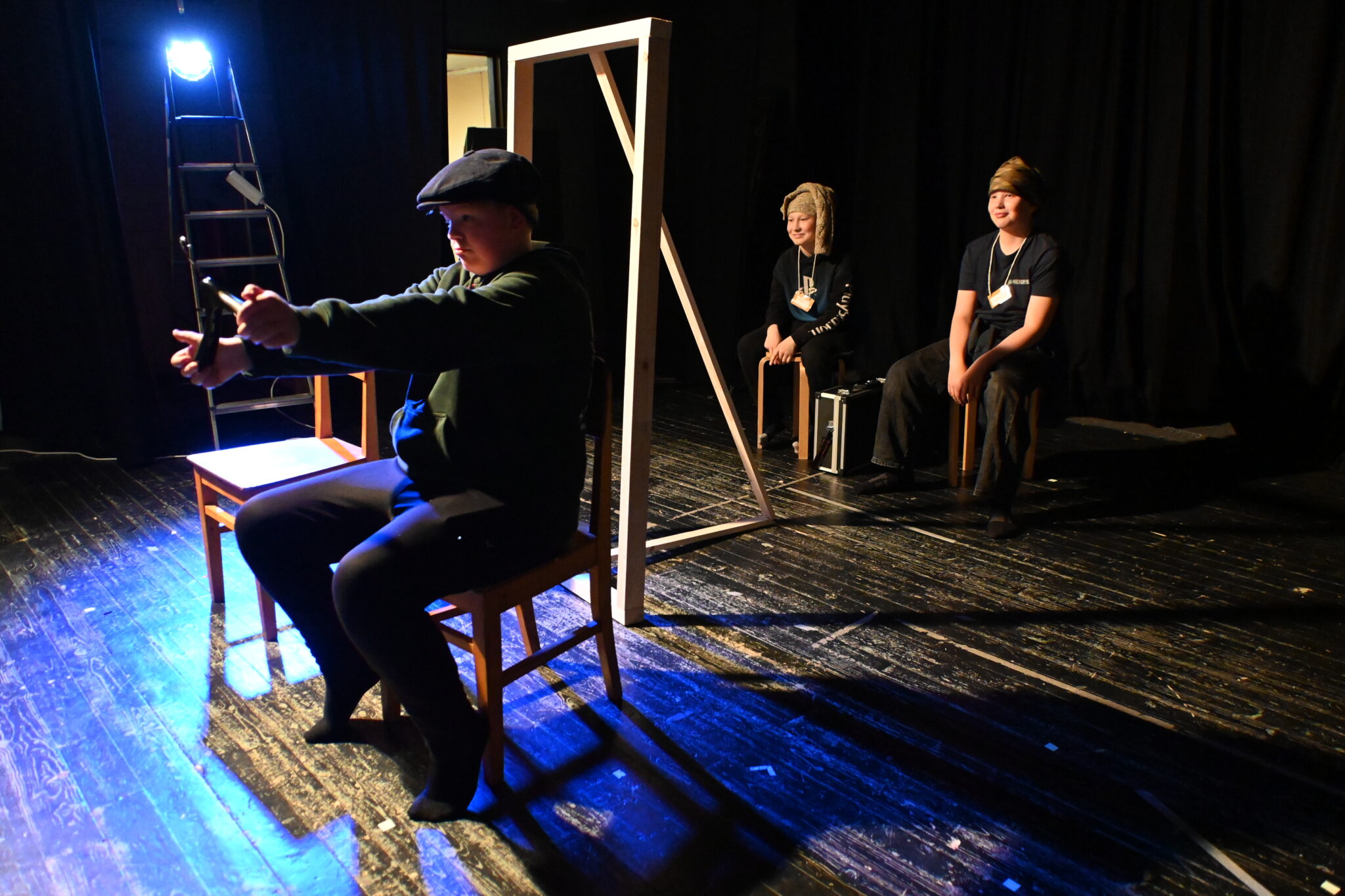 Teatterityöpajassa toteutettiin nuorten suunnittelema esitys. Kuvassa edessä Anton Rantala, 12, Eero Taivainen (oik.) ja Toivo Nieminen. Pojat ovat suunnitelleet kaikki itse lavasteista lähtien.