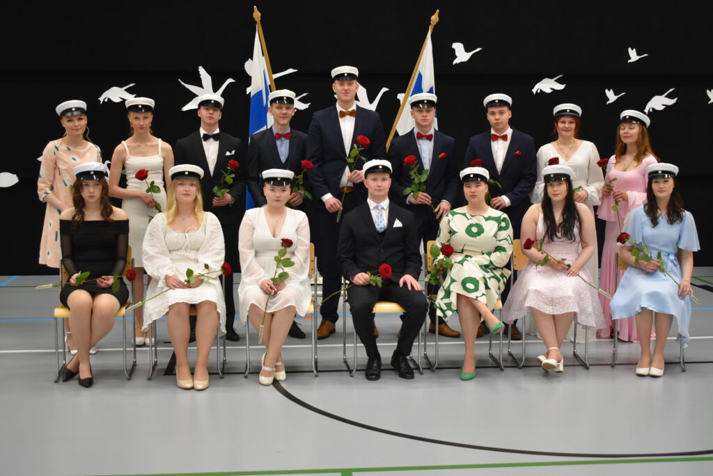 Evijärven lukion ylioppilaat keväällä 2025. Kuva: Tuija Saarteinen.