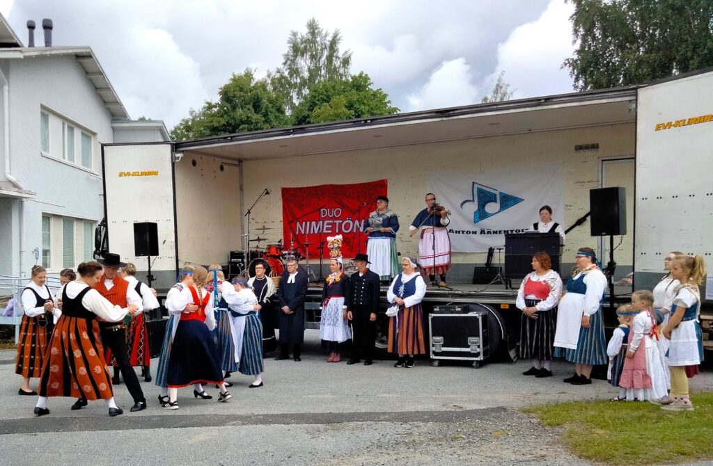 Häätanssit vaaka (1)