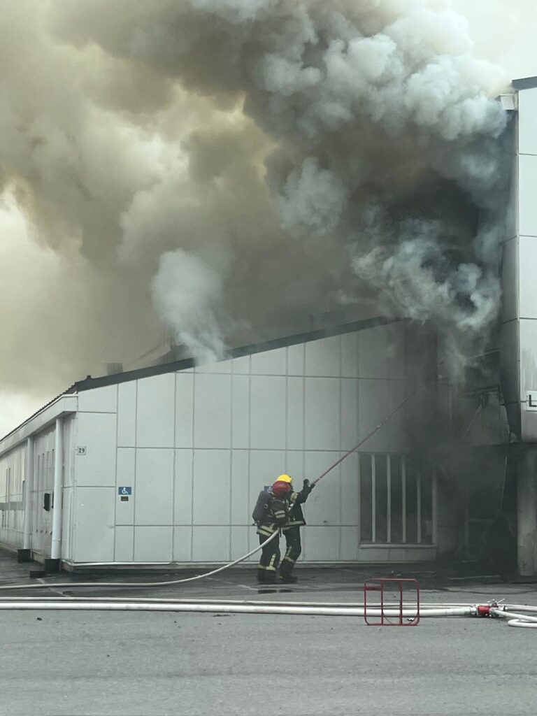 Liikuntahalli tuhoutui palossa lähes täysin.