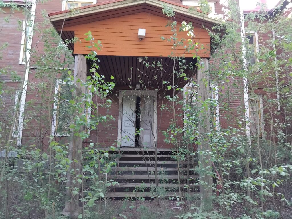 Kulttuurihistoriallisesti arvokas koulu on vaarallisen huonossa kunnossa.