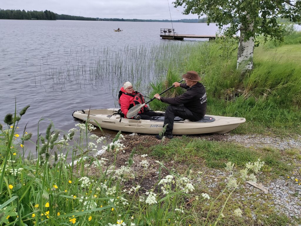 Kauhavan Elämyspalvelun Kauko Huhtaluhta perehdyttää Tuula Korkiatupaa melonan saloihin.