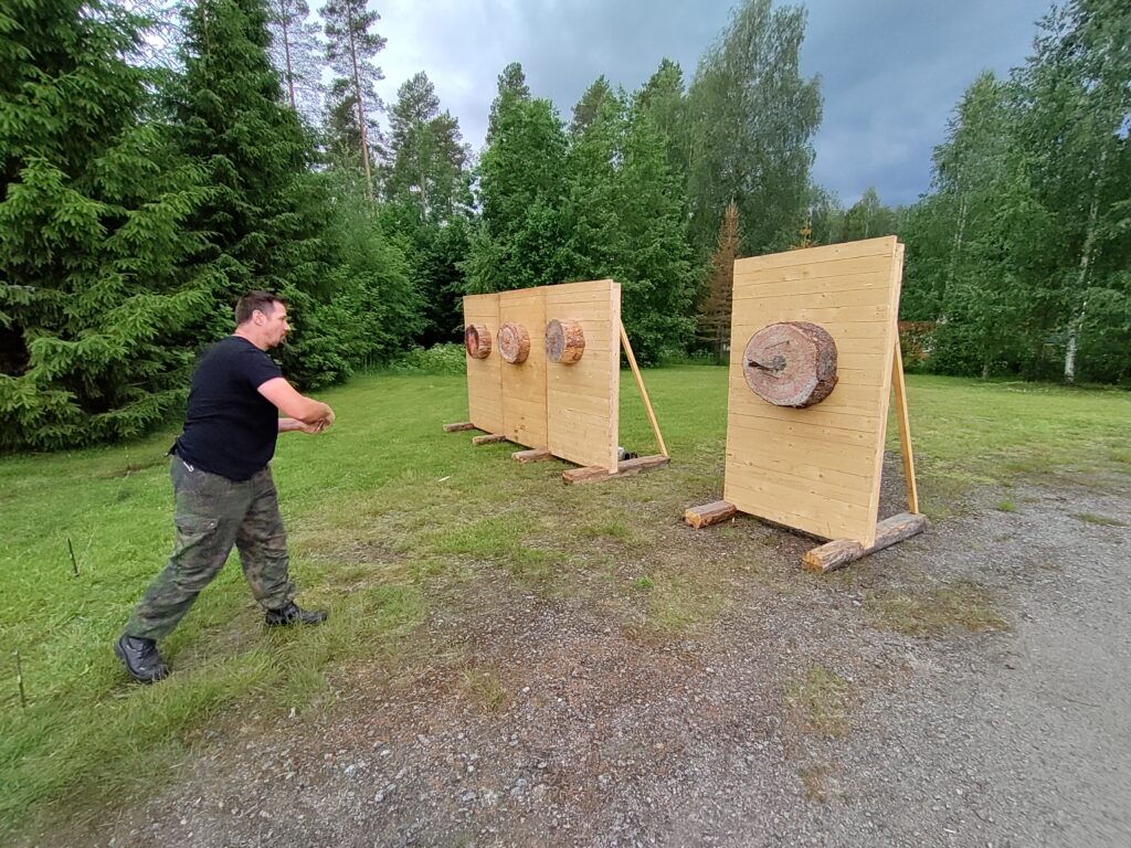 Teemu Lahtinen näyttää kuinka veistä heitetään oikeaoppisesti. Lahtisen mukaan voimaa ei tarvita, vaan kyse on rentoudesta. 