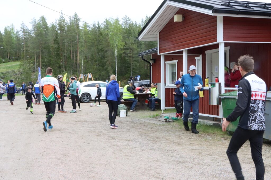 Suunnistustapahtuma kiinnosti monia ja raittiista ulkoilmasta oltiin tultu nauttimaan sankoin joukoin.