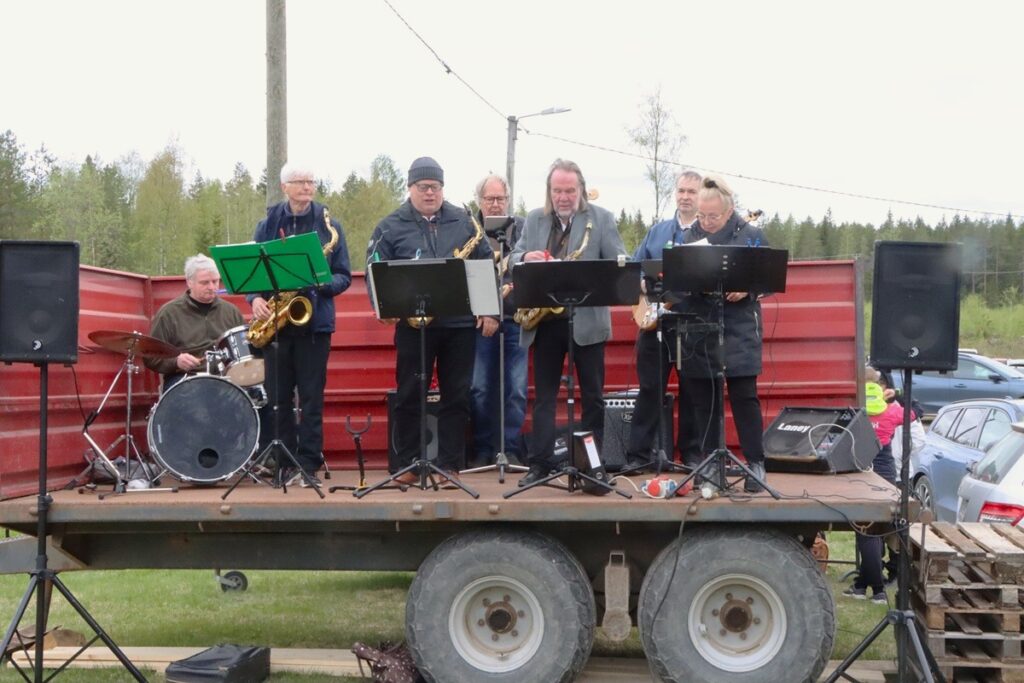 Suunnistajat juoskaa" komensi Blackbirds- solisti Helena Taijala ja sen jälkeen suunnistajat lähtivät maastoon musiikin säestyksellä. 