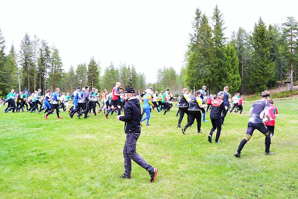 Suunnistustapahtuma kiinnosti monia ja raittiista ulkoilmasta oltiin tultu nauttimaan sankoin joukoin.